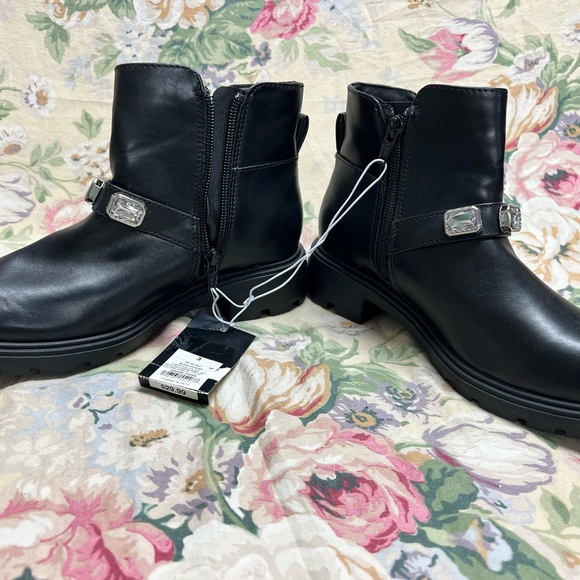 Boots - Picture 5 of 9